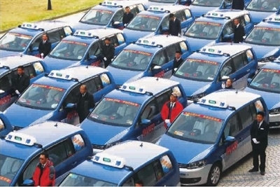 一流城市需要一流出租车驾驶员 清洗刷