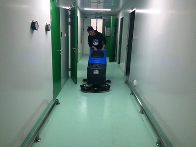 无锡洗地机十大品牌推荐 容恩R70BT双刷自驱洗地机助力工厂车间物业高效保洁